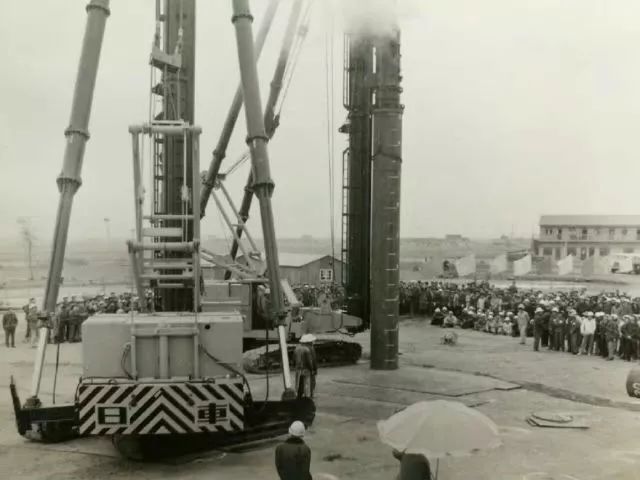 8-1978年12月23日,中國二十冶成功打下寶鋼“第一樁”。